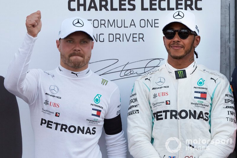 I partenti in prima fila, Valtteri Bottas, Mercedes AMG F1, e il poleman Lewis Hamilton, Mercedes AMG F1