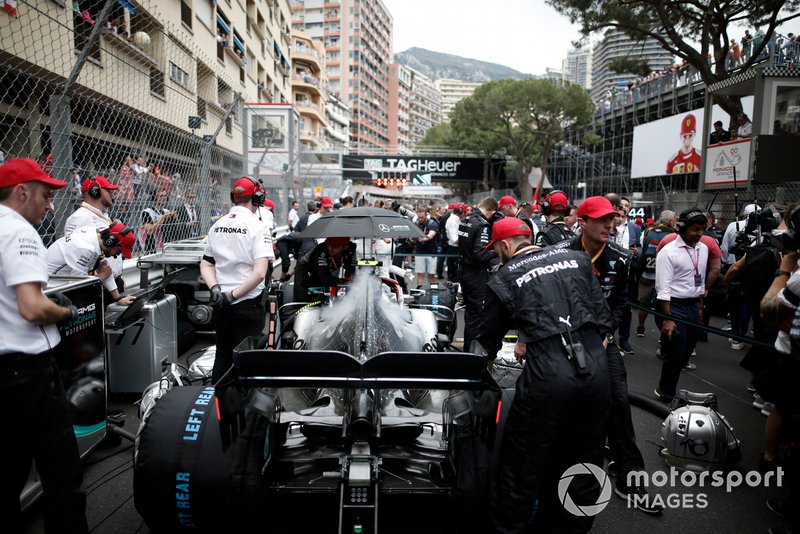 Valtteri Bottas, Mercedes AMG W10, in griglia di partenza
