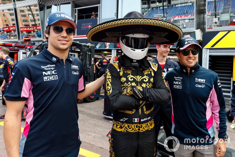 Lance Stroll, Racing Point e Sergio Perez, Racing Point in posa per una foto con Mario Achi, Mexican GP Promoter