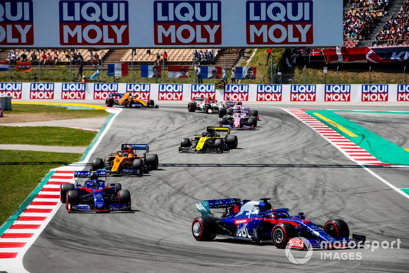 Daniil Kvyat, Toro Rosso STR14, leads Alexander Albon, Toro Rosso STR14, Carlos Sainz Jr., McLaren MCL34, Daniel Ricciardo, Renault R.S.19, and Sergio Perez, Racing Point RP19