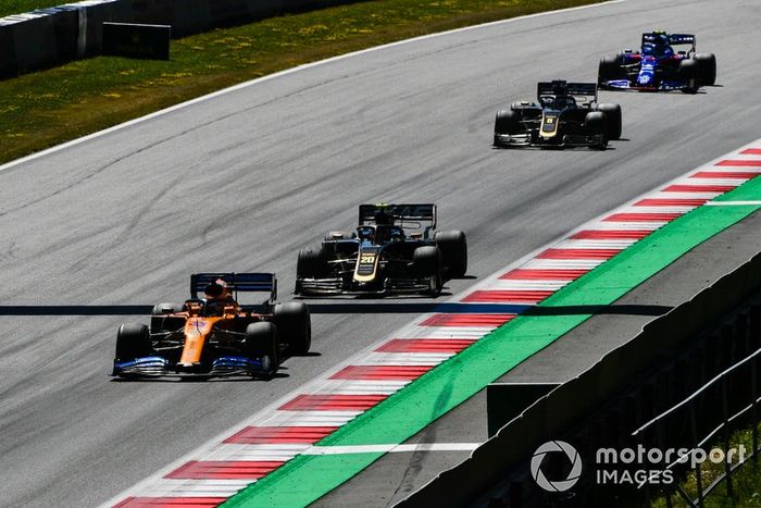 Carlos Sainz Jr., McLaren MCL34, Kevin Magnussen, Haas F1 Team VF-19, Romain Grosjean, Haas F1 Team VF-19, Alexander Albon, Toro Rosso STR14