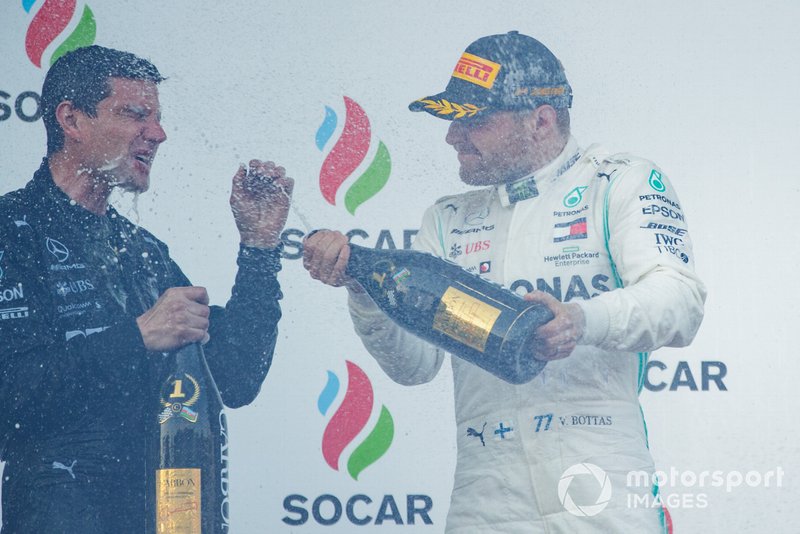 Valtteri Bottas, Mercedes AMG F1, vincitore, spruzza champagne