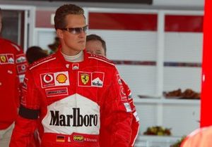 Il vincitore Michael Schumacher, Ferrari, indossa una fascia nera sul braccio in segno di rispetto per sua madre, venuta a mancare il giorno stesso