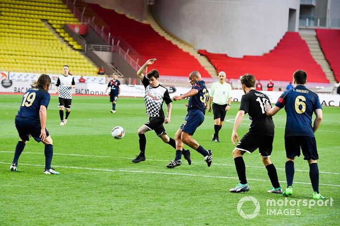 Charles Leclerc jugando a fútbol