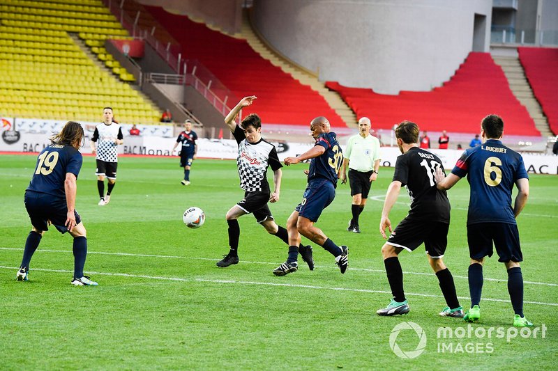 Charles Leclerc jugando a fútbol
