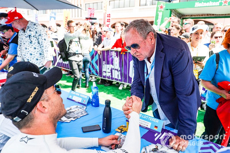 A fan meets Andre Lotterer, DS TECHEETAH at the autograph session