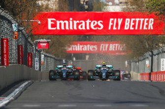 Valtteri Bottas, Mercedes AMG W10 et Lewis Hamilton, Mercedes AMG F1 W10 en lutte au premier tour