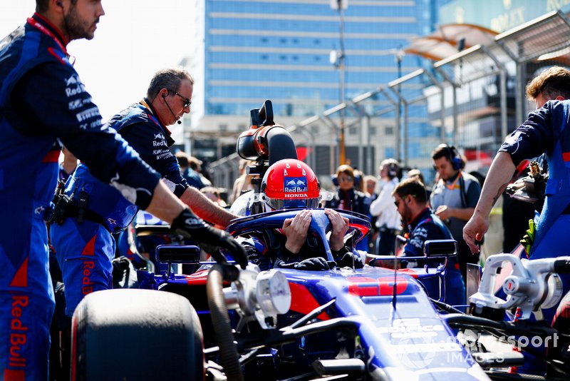 Daniil Kvyat, Toro Rosso STR14, arrives on the grid