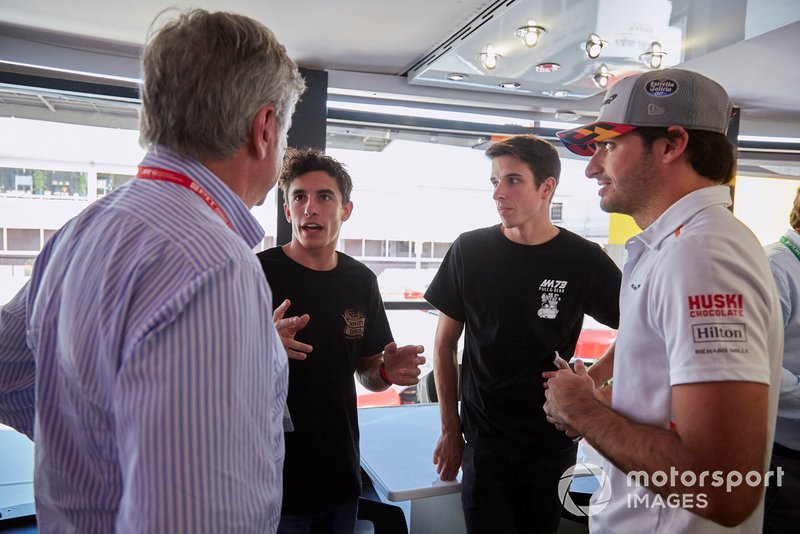 Los pilotos de MotoGP Alex y Marc Márquez con Carlos Sainz Jr, McLaren y su padre