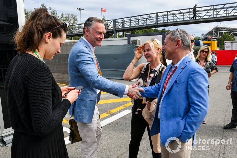 Sean Bratches, directeur des opérations commerciales du Formula One Group, rencontre des invités