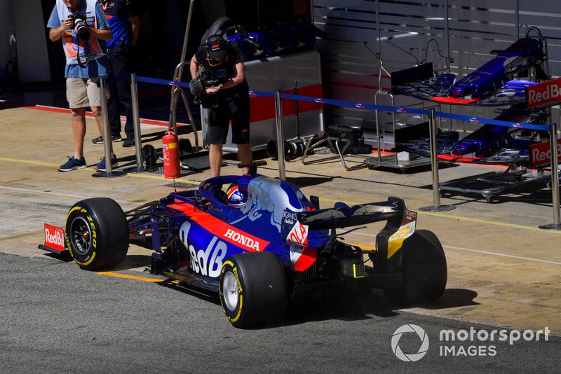 Daniil Kvyat, Toro Rosso STR14, nella pit lane