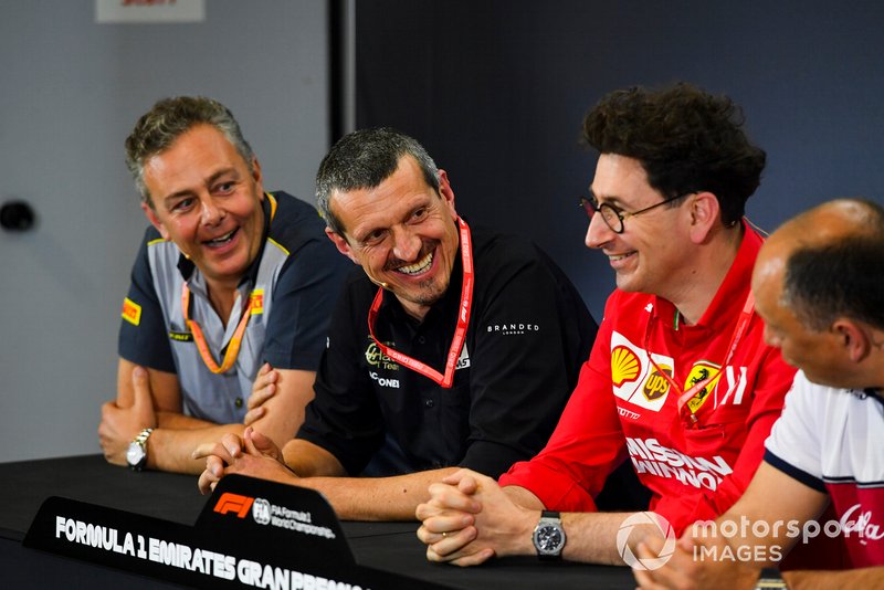 Mario Isola, Racing Manager, Pirelli Motorsport, Guenther Steiner, Team Principal, Haas F1, e Mattia Binotto, Team Principal Ferrari, ad una conferenza stampa dei team principal