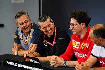 Mario Isola, directeur de la compétition, Pirelli Motorsport, Günther Steiner, Team Principal, Haas F1, et Mattia Binotto, Team Principal Ferrari, lors de la conférence de presse