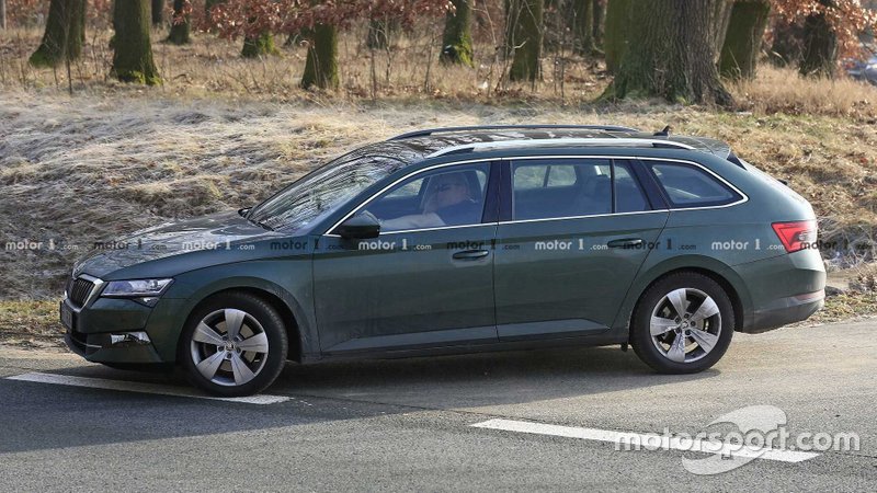 Шпигунське фото оновленого Skoda Superb 2019 року