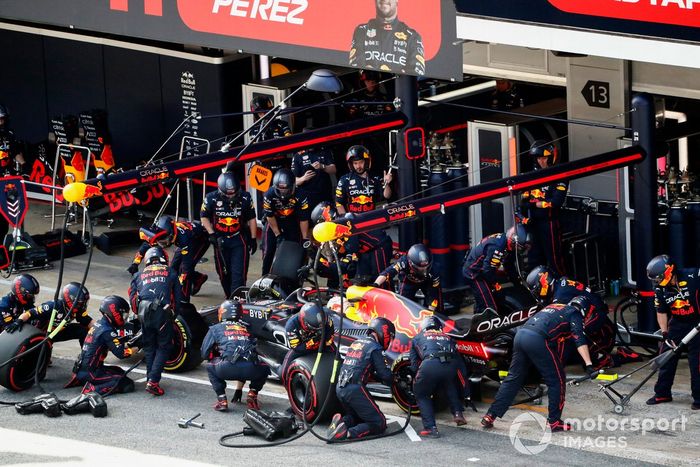 Max Verstappen, Red Bull Racing RB18, en boxes 