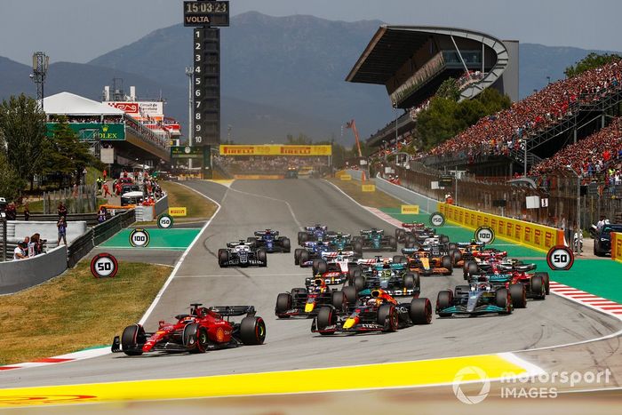 Charles Leclerc, Ferrari F1-75, Max Verstappen, Red Bull Racing RB18, George Russell, Mercedes W13, Sergio Pérez, Red Bull Racing RB18, Carlos Sainz, Ferrari F1-75, Lewis Hamilton, Mercedes W13, el resto en la salida 