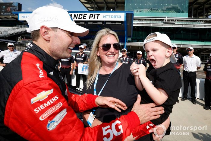 Will Power, del equipo Penske Chevrolet, con su esposa Liz y su hijo Beau