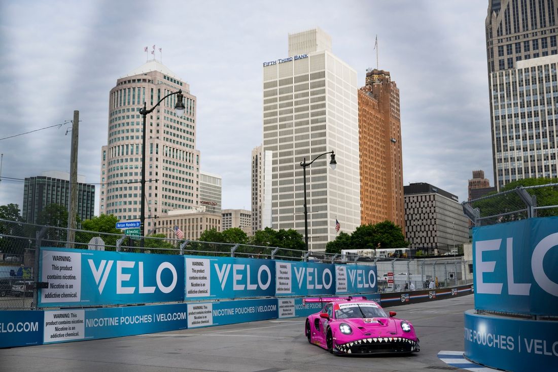 #77 AO Racing Porsche 911 GT3 R (992): Laurin Heinrich, Klaus Bachler