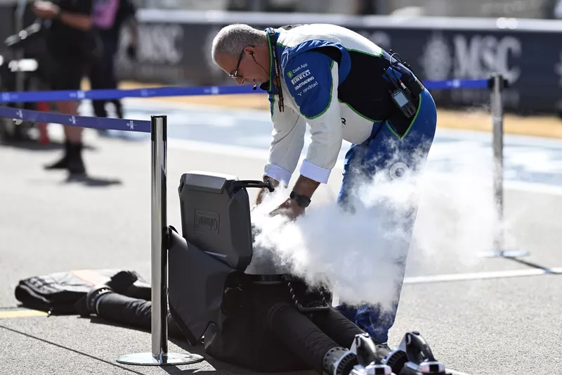 Membre de l'équipe Racing Bulls sur la grille avec un équipement de refroidissement