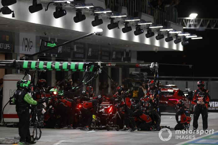 Nico Hulkenberg, Haas VF-24, hace una parada en boxes
