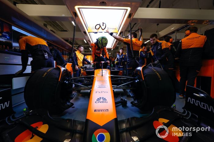 Lando Norris, McLaren F1 Team, se acomoda en su asiento