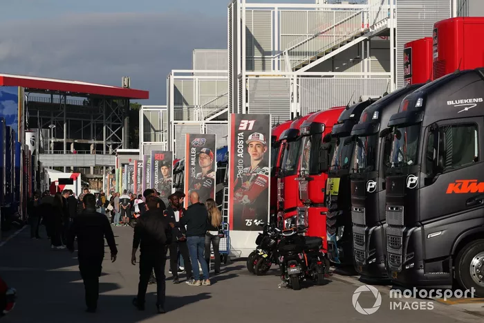Paddock atmosphere