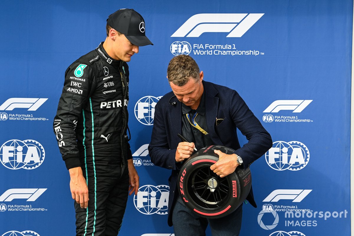 George Russell, Mercedes-AMG, riceve il premio Pirelli Pole Position da Tom Kristensen