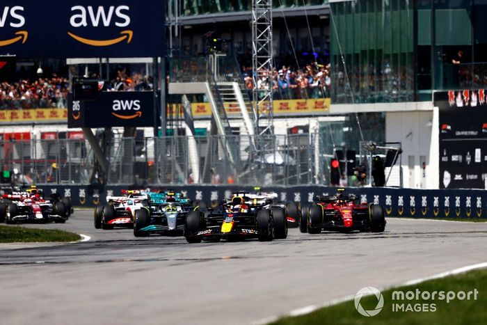 Max Verstappen, Red Bull Racing RB18, Fernando Alonso, Alpine A522, Carlos Sainz, Ferrari F1-75, Lewis Hamilton, Mercedes W13, Kevin Magnussen, Haas VF-22, el resto en la salida