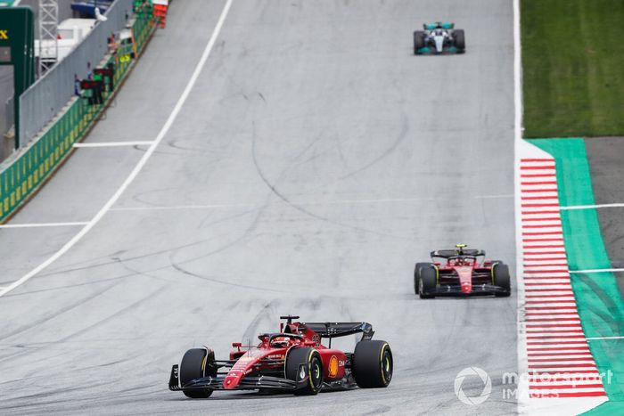 Charles Leclerc, Ferrari F1-75, Carlos Sainz, Ferrari F1-75, George Russell, Mercedes W13