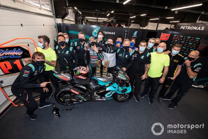 Ganador Fabio Quartararo, Petronas Yamaha SRT celebra con el Petronas Yamaha SIC team