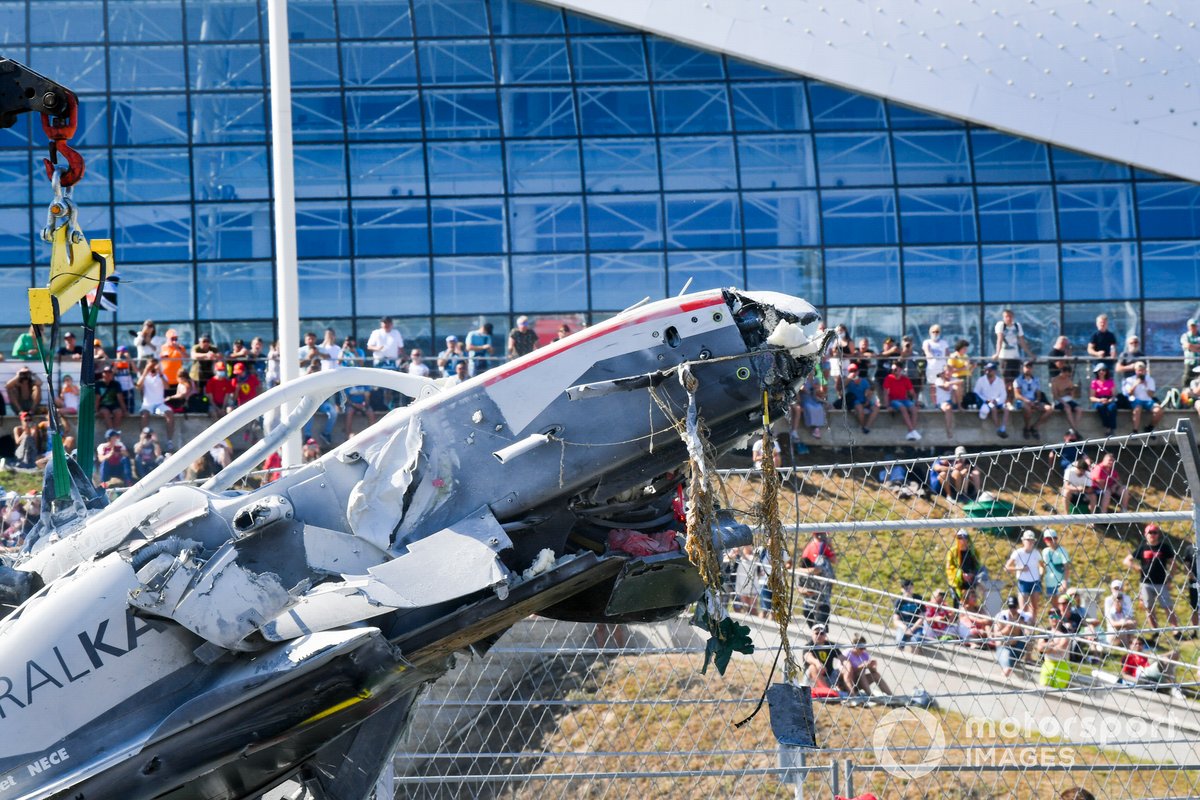 Marshals recover the car of Luca Ghiotto, Hitech Grand Prix after crashing with Jack Aitken, Campos Racing