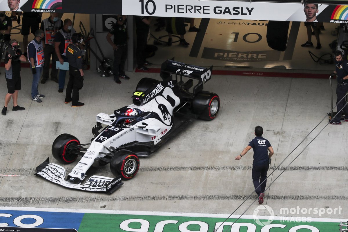 Pierre Gasly, AlphaTauri AT01, lascia il garage
