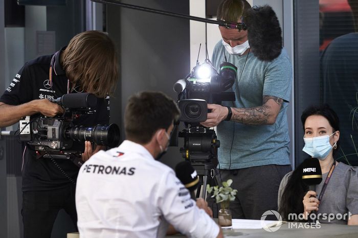 Toto Wolff, Director Ejecutivo de Mercedes AMG, es entrevistado