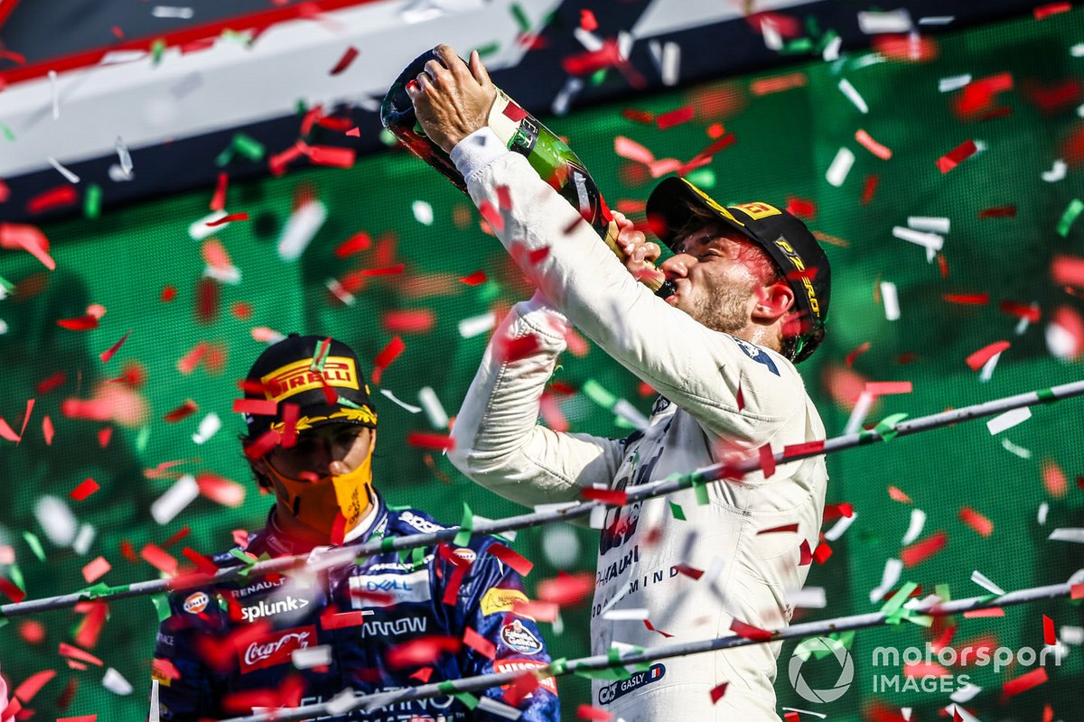 Pierre Gasly, AlphaTauri, primo classificato, beve lo champagne
