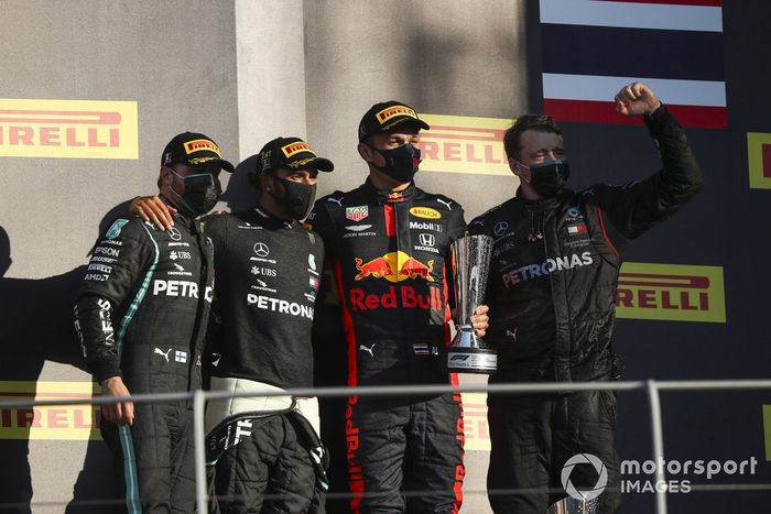 Podio: segundo lugar Valtteri Bottas, Mercedes-AMG F1, ganador Lewis Hamilton, Mercedes-AMG F1, y tercer lugar Alex Albon, Red Bull Racing