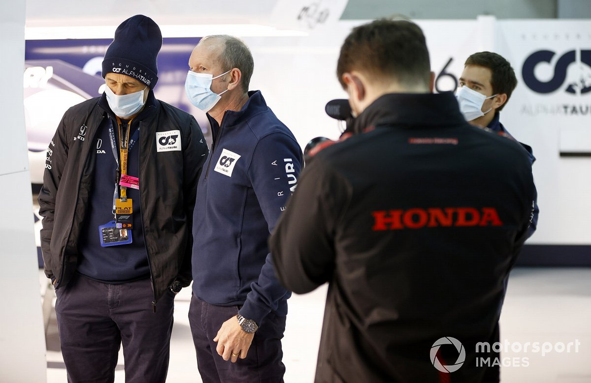 Franz Tost, Team Principal, AlphaTauri speaks with an engineer in the garage