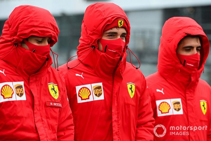 Charles Leclerc, Ferrari, recorre la pista con miembros del equipo
