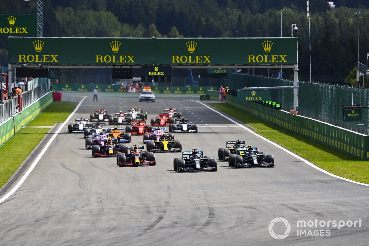Lewis Hamilton, Mercedes F1 W11 Valtteri Bottas, Mercedes F1 W11, Max Verstappen, Red Bull Racing RB16 y Daniel Ricciardo, Renault F1 Team R.S.20 al inicio