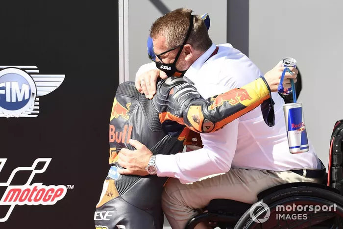 Ganador de la pole Pol Espargaró, Red Bull KTM Factory Racing, Pit Beirer