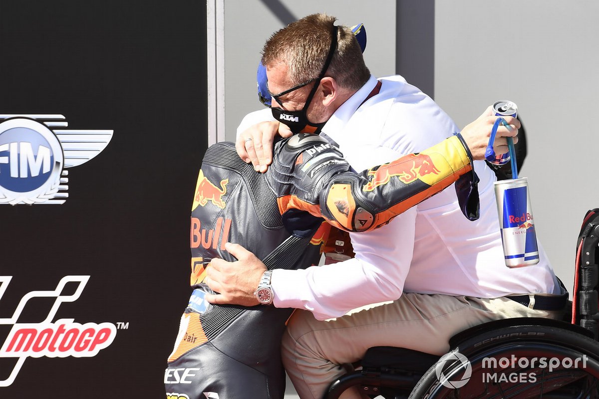 Ganador de la pole Pol Espargaró, Red Bull KTM Factory Racing, Pit Beirer
