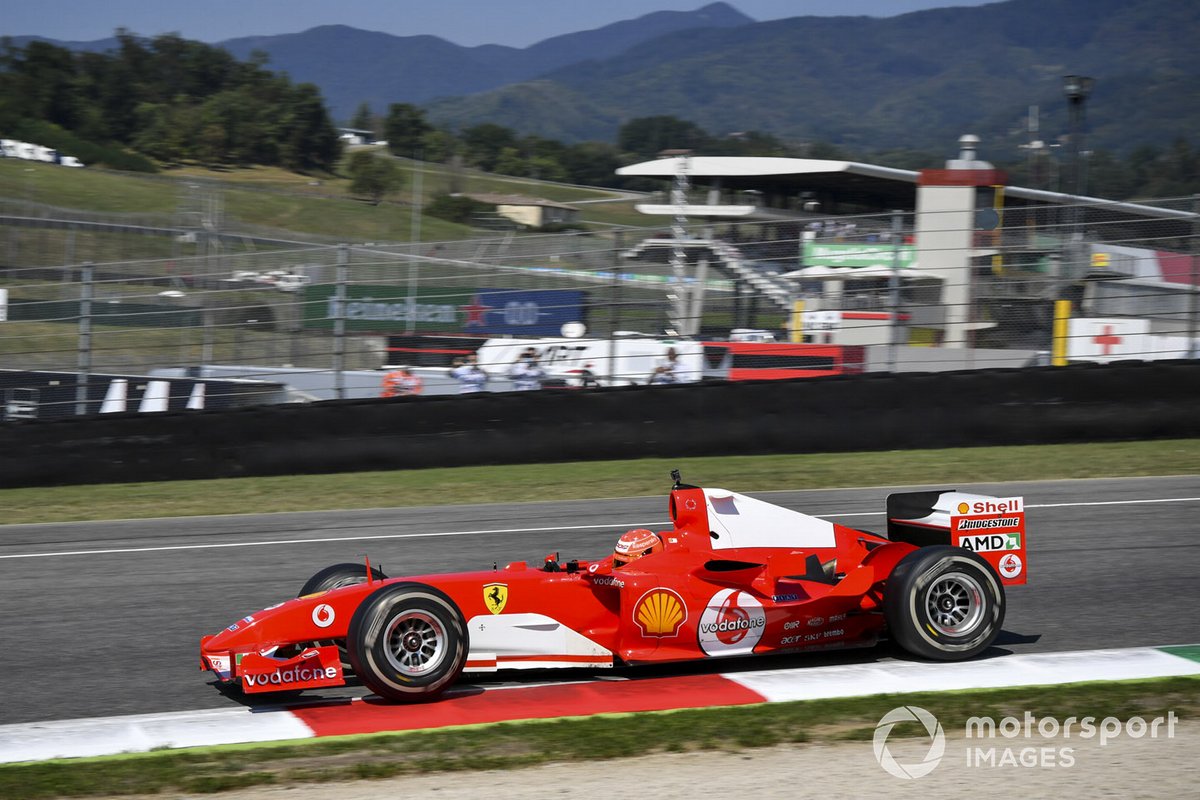Mick Schumacher conduce el Ferrari F2004 con el que ganó el campeonato Michael Schumacher, en una carrera de demostración para celebrar el Gran Premio número 1000 de Ferrari