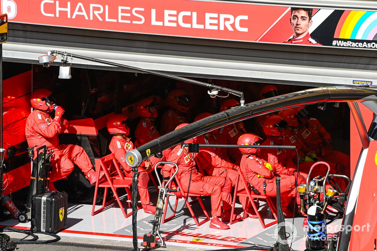 La squadra Ferrari ai box in garage