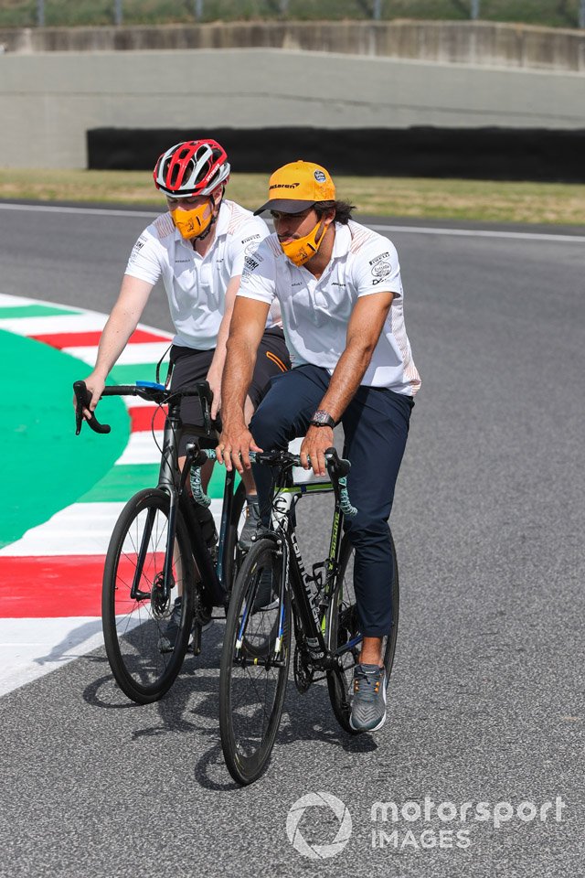 Carlos Sainz Jr., McLaren en bicicleta