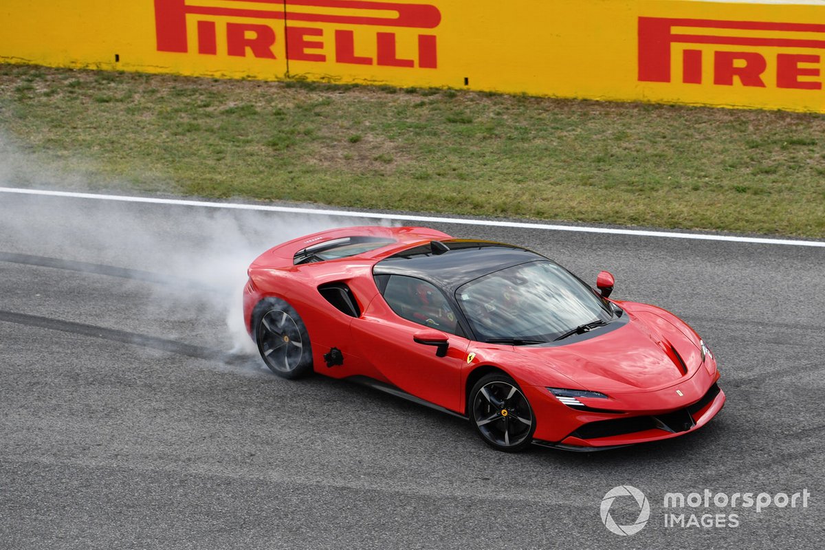 Sebastian Vettel, Ferrari, hace unas donuts en el SF90 Stradale