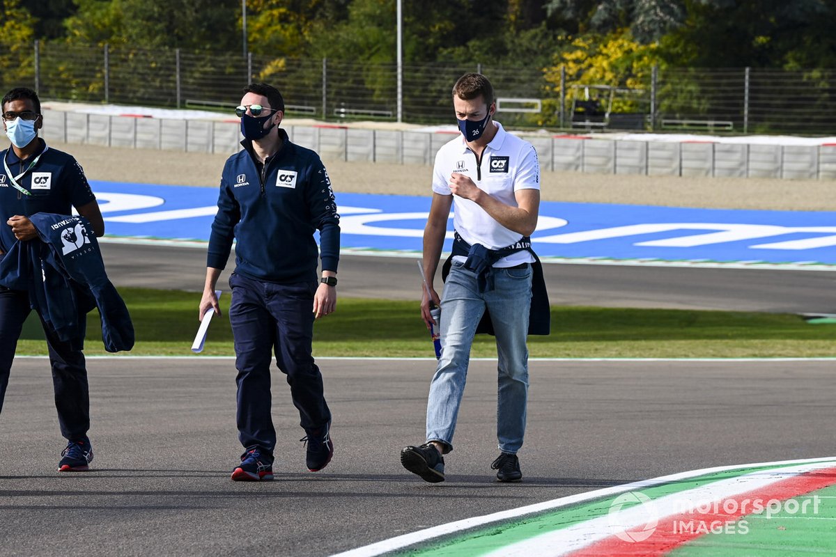 Daniil Kvyat, AlphaTauri, cammina sul circuito