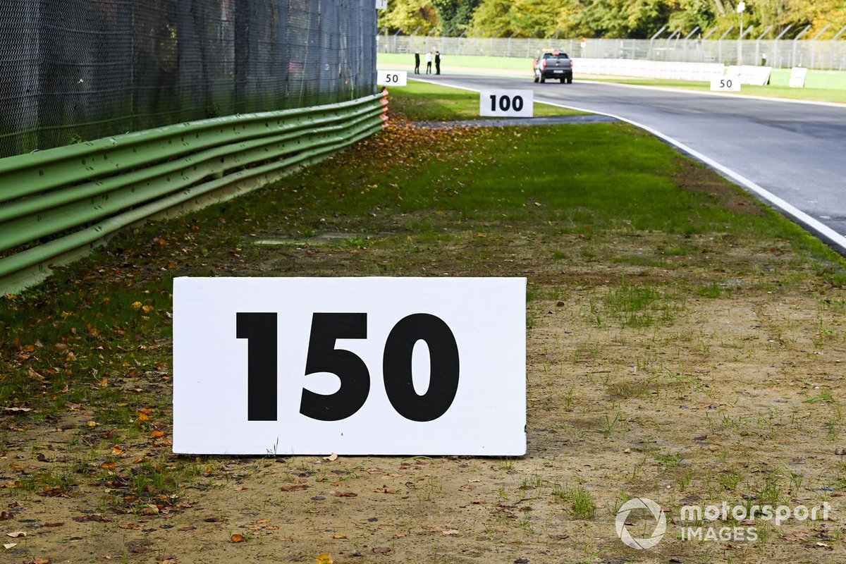 Indicateur de distance sur le coté de la piste