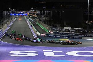 Lando Norris, McLaren MCL38, George Russell, Mercedes F1 W15, Lewis Hamilton, Mercedes F1 W15, Lance Stroll, Aston Martin AMR24, Yuki Tsunoda, RB F1 Team VCARB 01, el resto de los participantes en la salida.