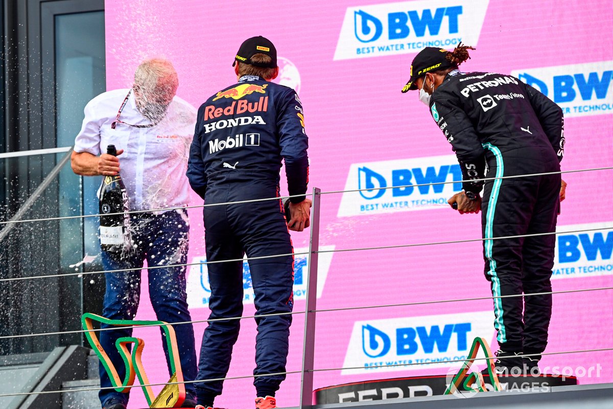 Max Verstappen, Red Bull Racing, 1° classificato, e Lewis Hamilton, Mercedes, 2° classificato, spruzzano Helmut Marko, Consulente, Red Bull Racing,