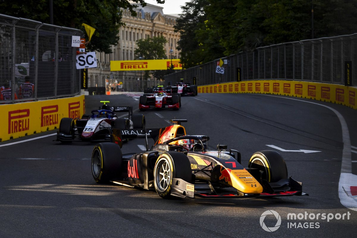 Liam Lawson, Hitech Grand Prix, precede Guilherme Samaia, Charouz Racing System