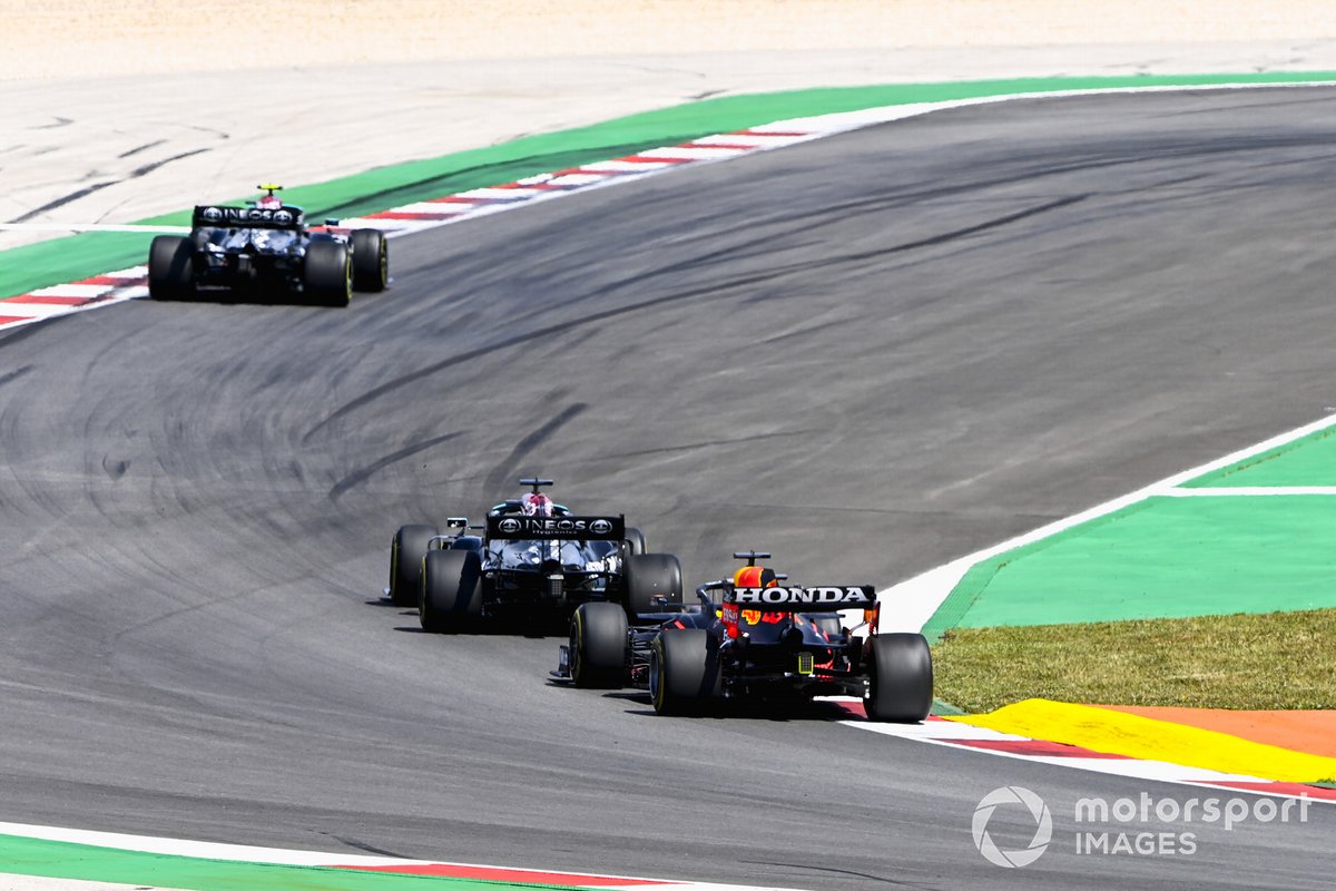 Lewis Hamilton, Mercedes W12, sorpassa Max Verstappen, Red Bull Racing RB16B